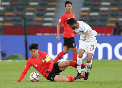 Son Heung-min (7) không thể xuyên thủng hàng thủ Qatar. Ảnh: REUTERS.