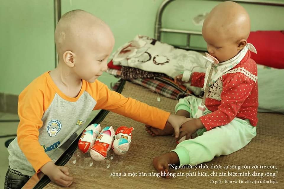 Tom và Tít vào viện thăm bạn.