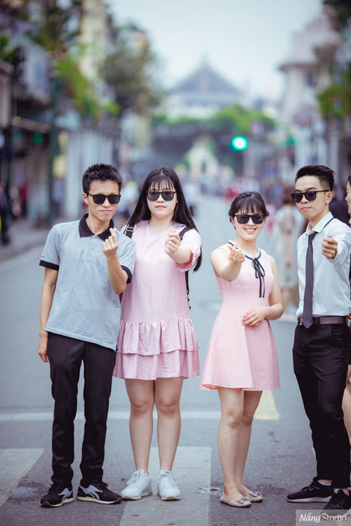 Vương Xuân Hoàng (ngoài cùng bên trái) và các bạn.