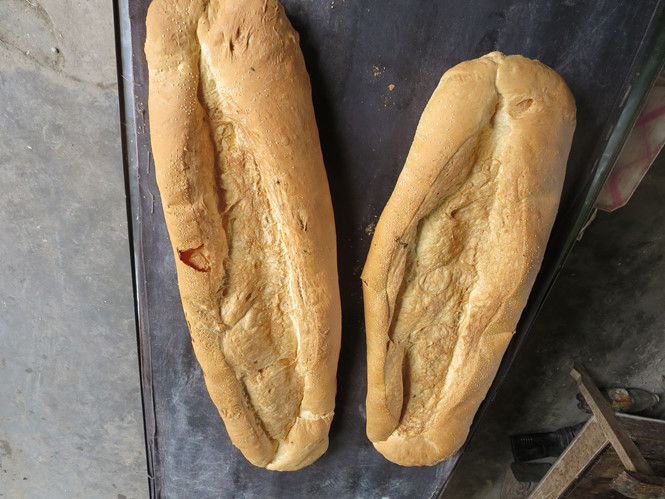 Bánh mì "khổng lồ" của gia đình ông Sơn hay được khách du lịch tìm mua. Ảnh: THANH DŨNG.