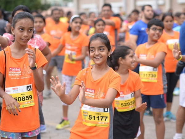 Những cô bé tuy không “thông minh” theo tiêu chuẩn thông thường của xã hội, nhưng rất sẵn sàng giúp đỡ người khác.