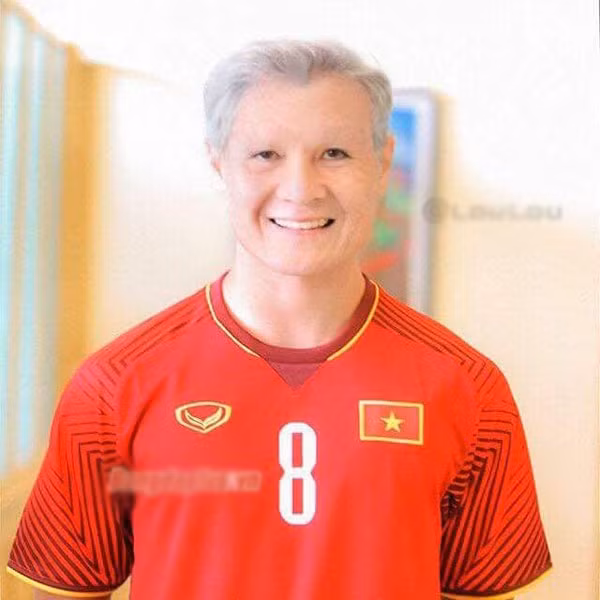 Trong bộ trang phục mang màu cờ sắc áo, các cầu thủ U23 đã”biến hình” thành các ông già tóc bạc trắng.