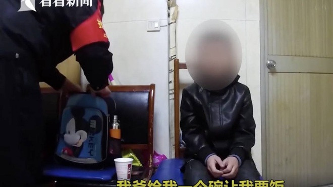 Chỉ mới 10 tuổi, cậu bé đã bị bố phạt quỳ ở ga tàu, xin ăn từ người qua đường trong tiết đông giá rét vì không làm bài tập. Ảnh: Miaopai. Chỉ mới 10 tuổi, cậu bé đã bị bố phạt quỳ ở ga tàu, xin ăn từ người qua đường trong tiết đông giá rét vì không làm bài tập. Ảnh: Miaopai.