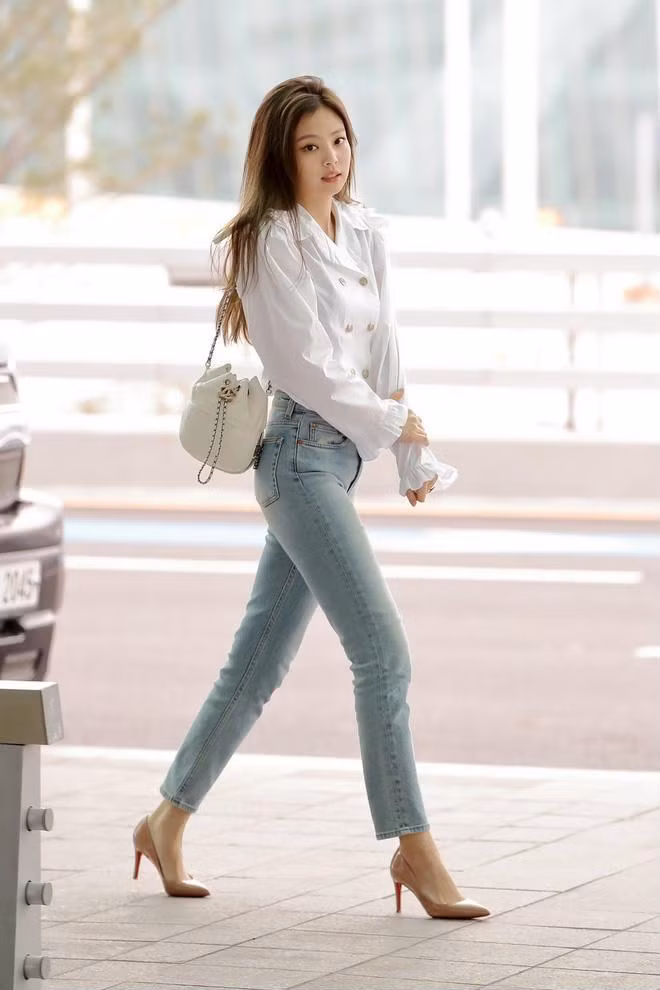 So sánh những bức hình được chỉnh sửa kỹ lưỡng với ảnh đời thường của Jennie, có thể thấy vóc dáng cô nàng chuẩn đến mức chẳng cần đến photoshop giúp đỡ.