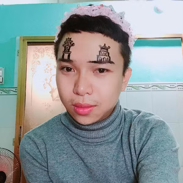 Hình ảnh Tháp Rùa và Khuê Văn Các được Huy vẽ lên chân mày. ẢNH: HOÀNG HUY
