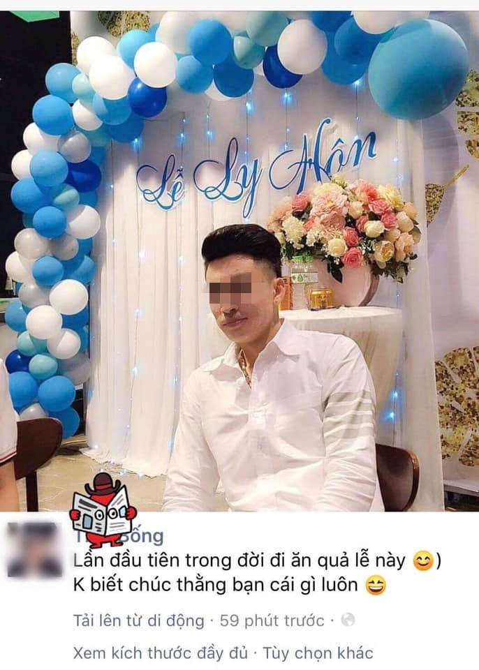 Thanh niên hạnh phúc ra mặt tại lễ ly hôn.
