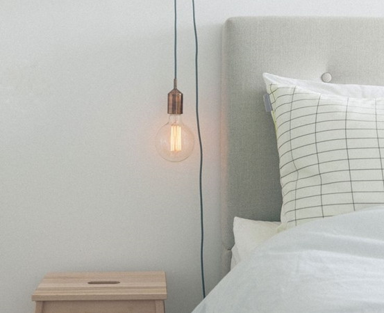 Chiếc đèn ngủ nhỏ ở đầu giường không chỉ để cho ánh sáng, mà còn tạo cảm giác an toàn.