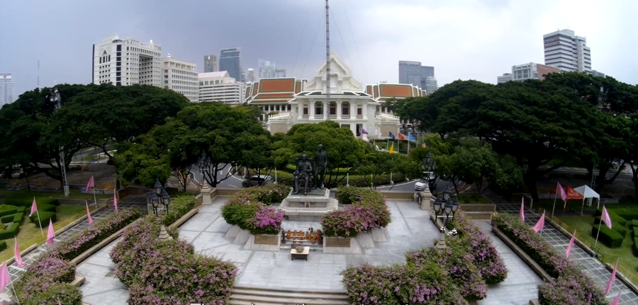 Quảng trường nhỏ là nơi đặt tượng đài của 2 vị vua Rama V và Rama VI đã thành lập trường. (Ảnh: Chulalongkorn University)