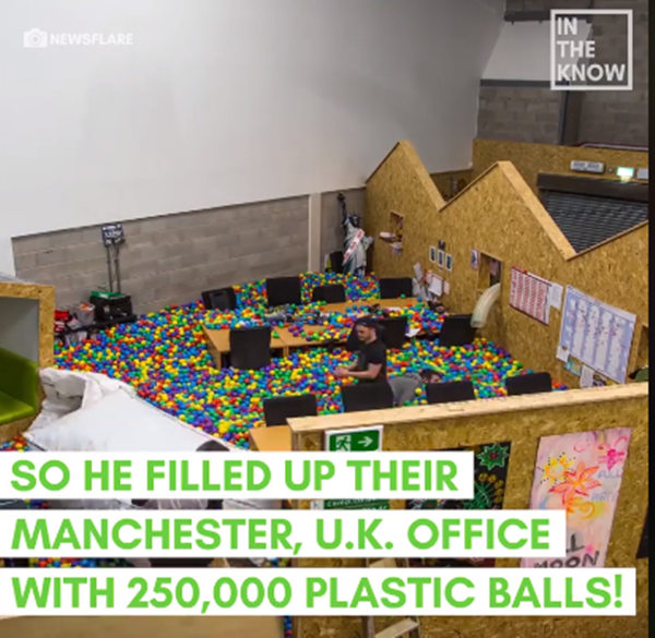 Văn phòng nhiều nụ cười nhất năm cùng với ông chủ đáng yêu nhất đây rồi.