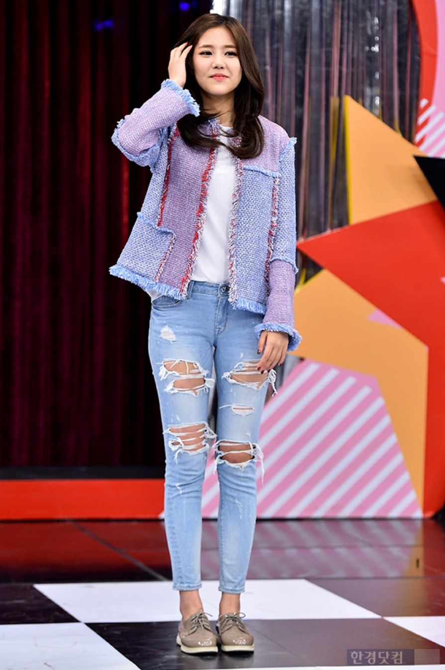 K-Pop có một hội các cô nàng không thích giày cao gót, chỉ khoái đi chân trần hoặc giày bệt ảnh 4