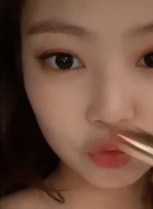 Lại một tấm ảnh khó hiểu khác, vừa mờ nhòe vừa bị cắt mất một phần gương mặt.