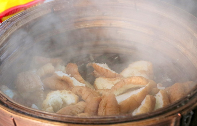 Bánh mì sẽ được hấp bằng xửng tre để hơi ẩm dữ được lâu và đều