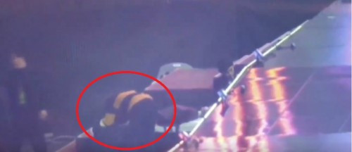 Jungkook gục ngã khi bước xuống sân khấu.