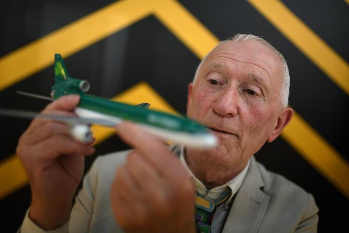 Từ khi còn là một cậu bé, Michael Kelly không có niềm đam mê nào khác ngoài việc ngắm nhìn những chiếc máy bay cất cánh và hạ cánh tại sân bay. Ảnh: Ông Michael Kelly và mô hình chiếc Tristar 500 của Lockheed Martin trong bộ sưu tập đồ sộ của mình.