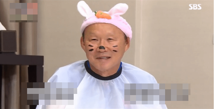 Hình ảnh HLV Park Hang Seo đeo tai thỏ, vẽ mặt để in lên giấy khiến cho nhiều người hâm mộ tỏ ra khá thích thú.