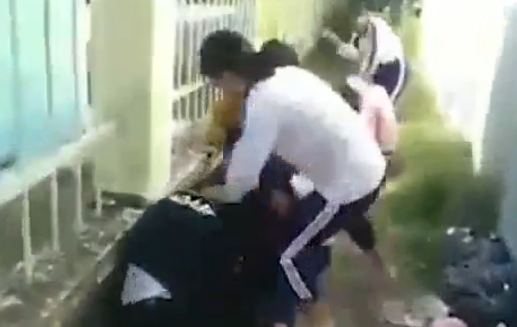 Nhiều vụ học sinh đánh nhau xảy ra vì mâu thuẫn trên mạng xã hội. Ảnh: cắt từ clip.