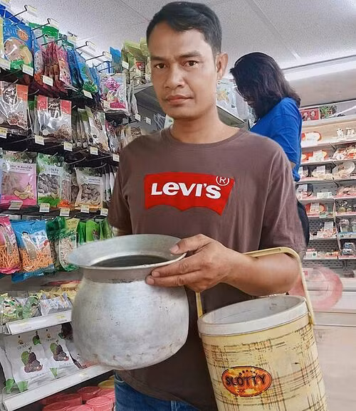 Xô chậu được mang đi đựng đồ.