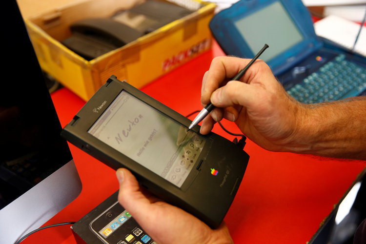 Chiếc Newton, một thiết bị số hỗ trợ cá nhân ra đời năm 1993 và ngừng sản xuất năm 1998, cũng được xem như "ông tổ" của iPhone.