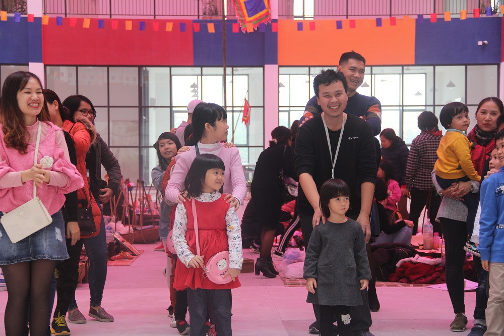 Không chỉ thầy trò Vietschool mà các bố mẹ cũng đến chung vui phiên chợ ngày Xuân cùng các bạn nhỏ.