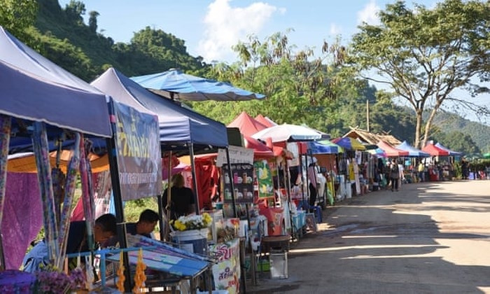 Hơn 100 gian hàng đã được dựng lên dọc theo con đường dẫn vào khu phức hợp hang Tham Luang. Hơn 100 gian hàng đã được dựng lên dọc theo con đường dẫn vào khu phức hợp hang Tham Luang.