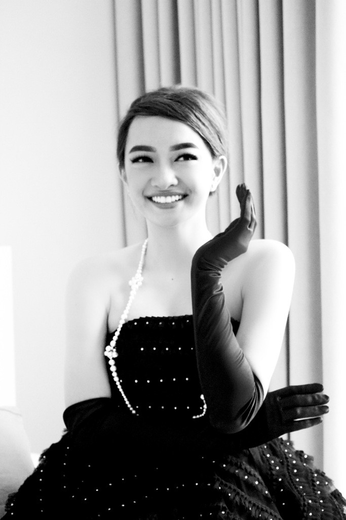 Ngoài ra chuỗi hạt ngọc trai được cách điệu để tạo được sự đồng điệu với trang phục.