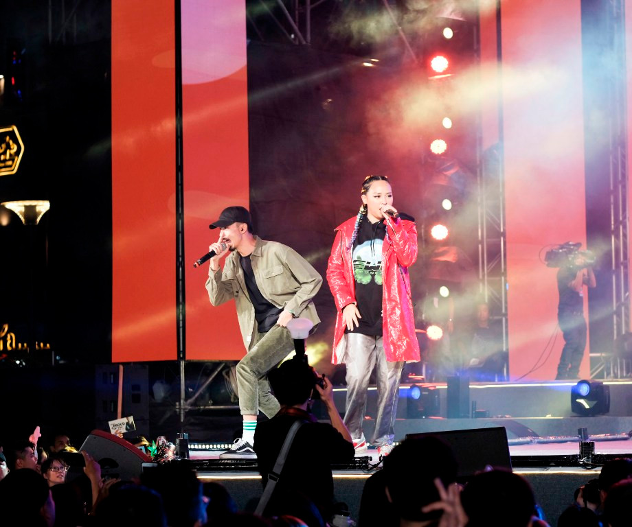 Sân khấu nóng hơn bao giờ hết cùng rapper Đen, ca sĩ Kimmese trong hai ca khúc Mưa Trên Những Mái Tôn, Trạm Dừng Chân. Bộ đôi nghệ sĩ kết lại màn biểu diễn của mình cùng với bản mash up Loving You.