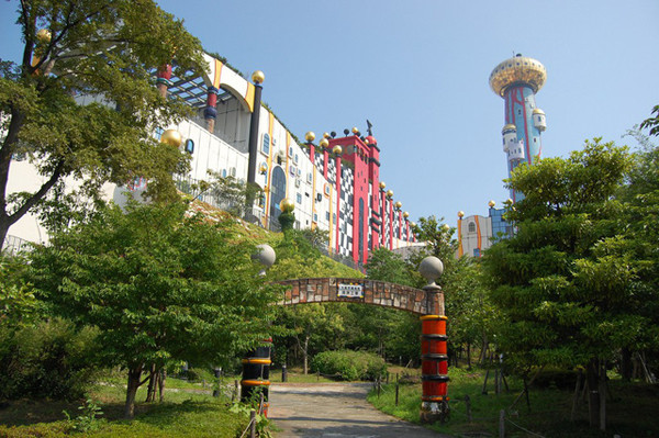 Lối vào của nhà máy xử lý rác thải phủ đầy cây xanh.