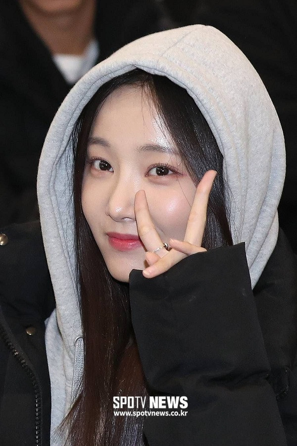 Yeonwoo hẳn là cô gái có làn da đáng ngưỡng mộ nhất nhóm Momoland. Làn da của Yeonwoo thực sự là không có một nhược điểm nào, đạt chuẩn làn da căng bóng như gương.