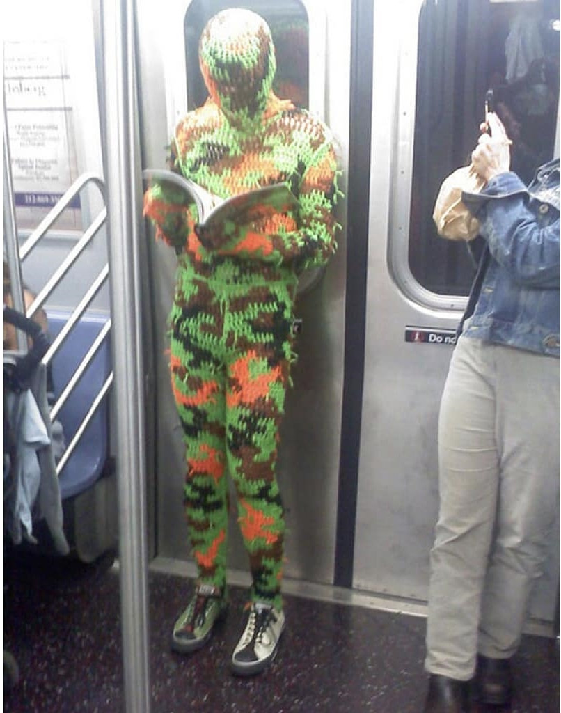 Nhân vật không lộ mặt nhưng đủ nổi bật đến mức khiến người bên cạnh phải chụp ảnh.