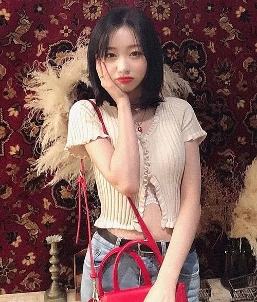 Sujeong (Lovelyz) diện cardigan cùng quần jeans. Item không cái khuy dưới giúp cô nàng nhìn phá cách hẳn.