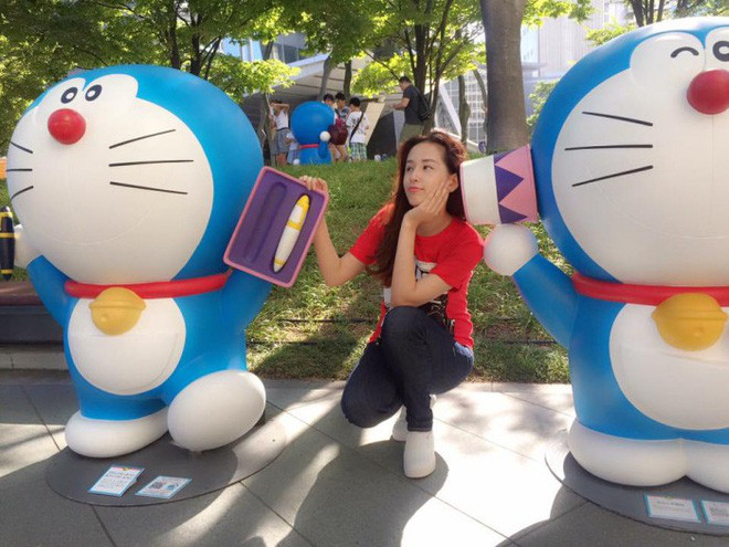 Cũng thích sự dễ thương, tạo dáng nhí nhảnh như bất kì bạn nữ nào.