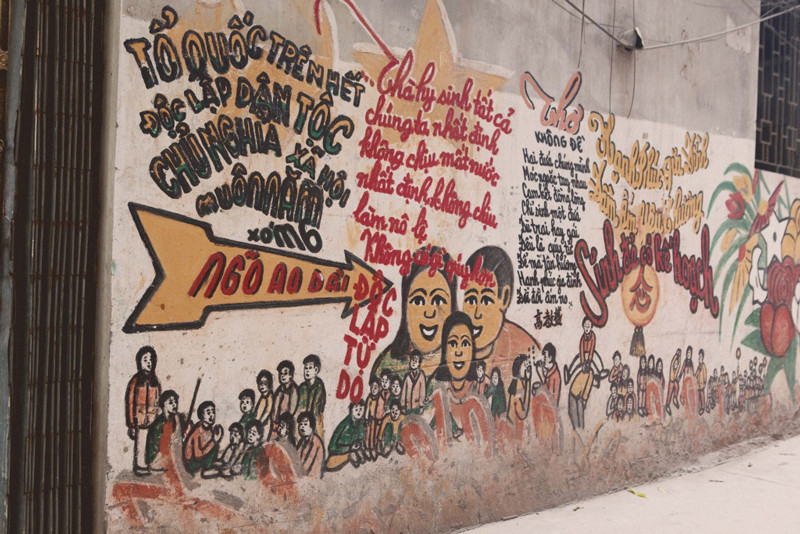Bích họa ở ngõ Ao Dài. (Ảnh: Toản Phí)