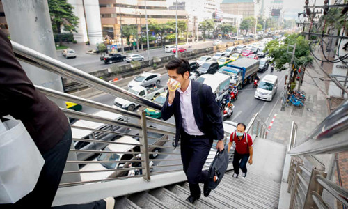 Người dân Bangkok bịt khẩu trang khi đi ra đường do ô nhiễm không khí. (Ảnh: Reuters)
