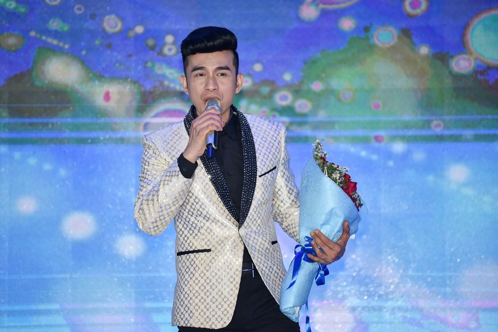 Đan Trường khoe vẻ điển trai không tuổi khi trình diễn lại những bản hit cũ.