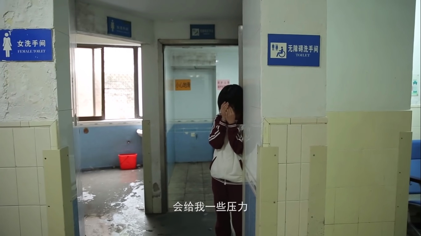Từ nhà vệ sinh...