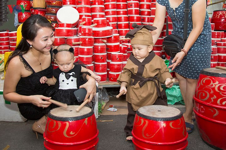 Bỡ ngỡ với Trung thu đầu đời.