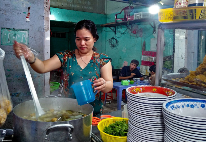 Nước hầm ở quán gồm có bắp, củ cải đỏ, củ cải trắng, su, đậu hũ. Ngoài ra, còn có nấm đông cô, nấm rơm, lạc rang Ảnh: LÊ HỒNG HẠNH.