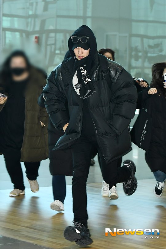 Chanyeol bị fan cuồng đuổi ngoài sân bay