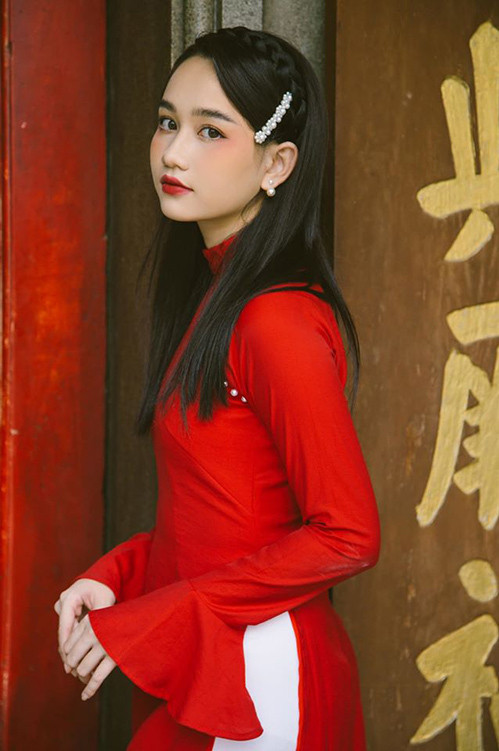 Trúc Anh đầy cổ điển đậm chất Á Đông khi diện áo dài đỏ rực.