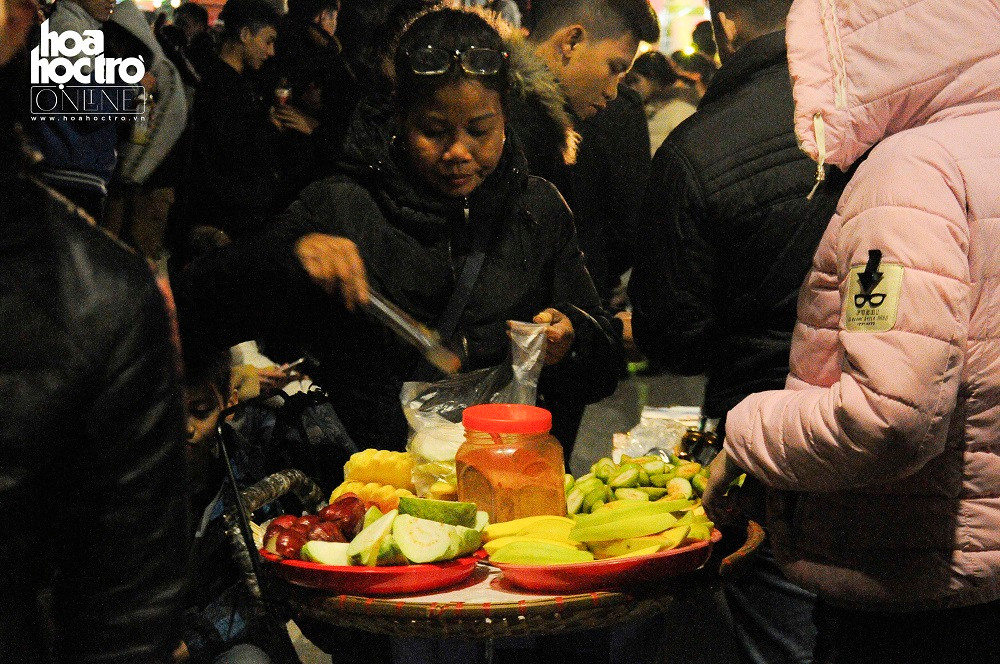 Những món quà quê giản dị bên gánh hàng rong là một phần không thể thiếu khi bước chân xuống đường đêm Đông.