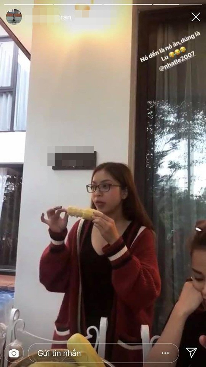 Cô nàng Nhật Lê đang ăn ngô ngon lành với chú thích "Nó đến là nó ăn, đúng là Lu". Cô nàng Nhật Lê đang ăn ngô ngon lành với chú thích "Nó đến là nó ăn, đúng là Lu".