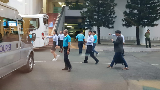 Các du khách Việt trên chiếc xe bị đánh bom ở Ai Cập đã về đến Việt Nam an toàn. Ảnh: VŨ PHƯỢNG.