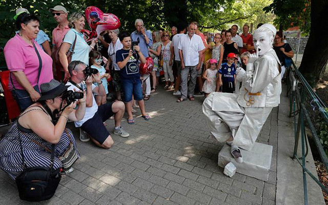 … để có thể tạo được hiệu ứng “bất động như tượng” khiến khán giả thích thú.