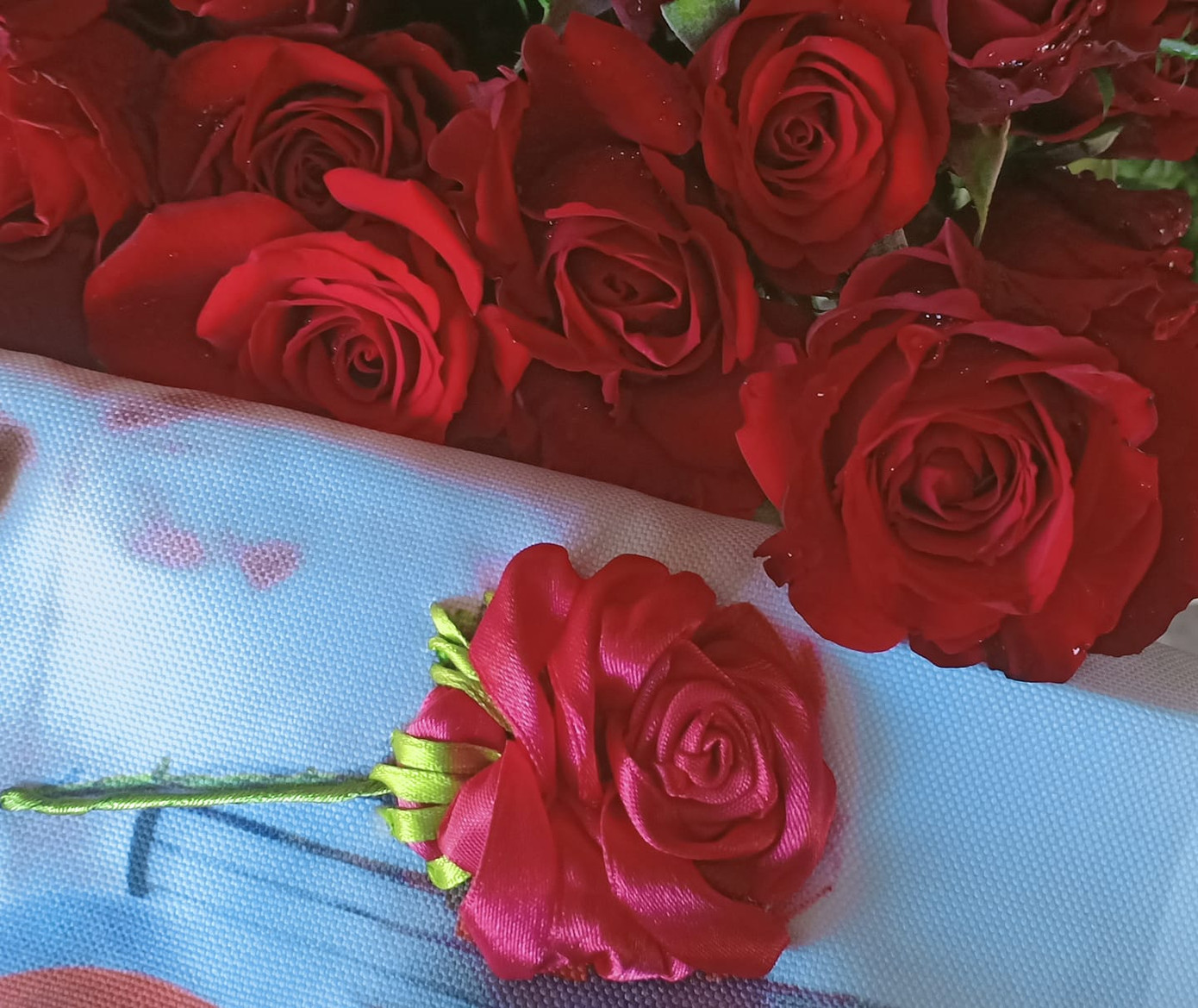 Bạn chọn hoa thật hay hoa thêu nào?