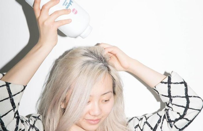 Tuy bạn có thể xem phấn rôm như một loại dầu gội đầu nhưng nó vẫn chỉ là một giải pháp chữa cháy tạm thời, nên bạn hãy gội đầu ngay khi có thể nhé!