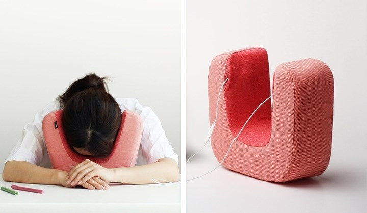 Gối phát nhạc. Gối kèm tai nghe sẽ giúp bạn nghỉ ngơi thư giãn mọi lúc. Không có gì ngạc nhiên khi thiết bị này được phát minh tại Nhật Bản, nơi mọi người tin rằng một giấc ngủ ngắn rất quan trọng, ngay cả khi đang làm việc.