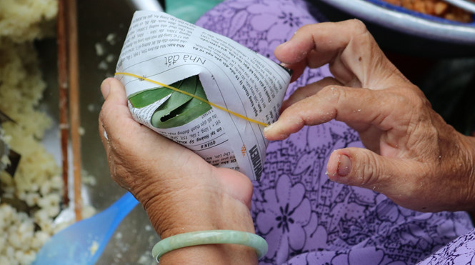 Xôi được bọc trong lá chuối tươi, có giá 10.000 - 15.000 hoặc 20.000 đồng