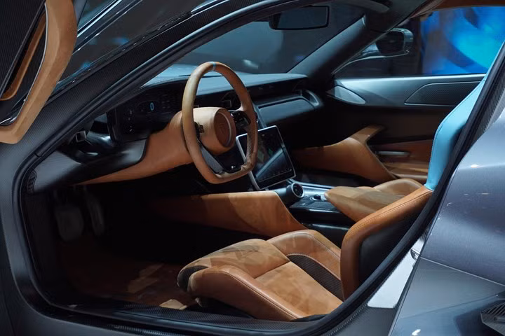 9. Rimac Concept-Two: Để thiết kế nội thất cho mỗi chiếc xe là công việc khó khăn nhất của nhà máy sản xuất ô tô Rimac. Tuy nhiên, hãng xe đến từ Croatia đã làm một cách xuất sắc. Siêu xe này chỉ có 150 chiếc được xuất xưởng và mức giá cho mỗi chiếc xe là 2 triệu USD.