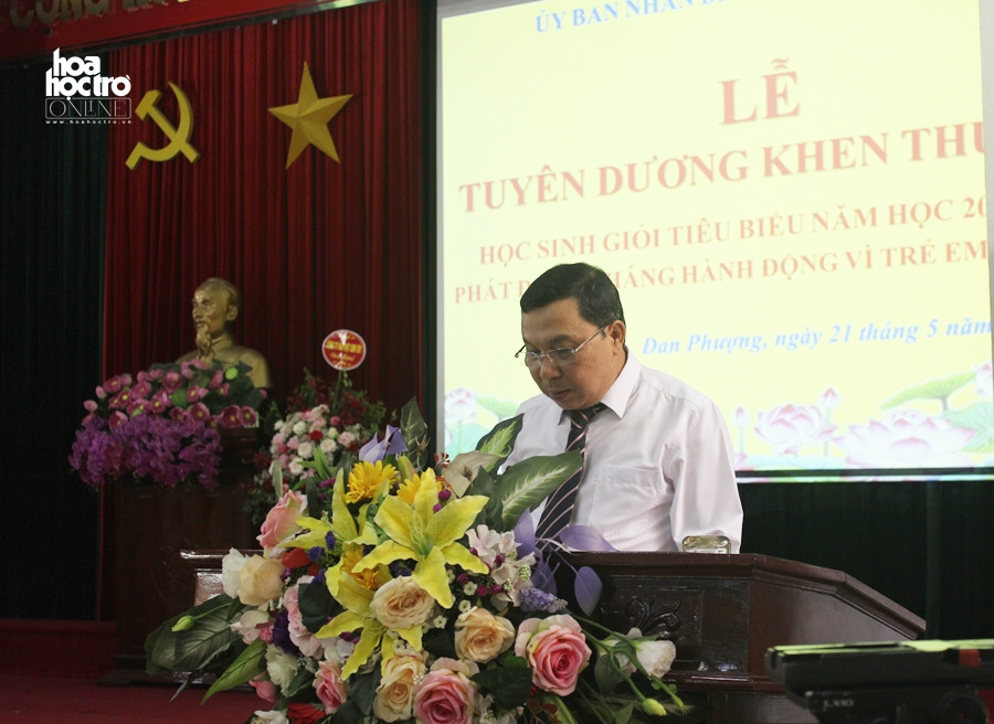 Bác Nguyễn Hữu Hoàng - Chủ tịch UBND huyện Đan Phượng tuyên dương những thành quả mà giáo dục của huyện đã đạt được trong năm qua. Bác Nguyễn Hữu Hoàng - Chủ tịch UBND huyện Đan Phượng tuyên dương những thành quả mà giáo dục của huyện đã đạt được trong năm qua.