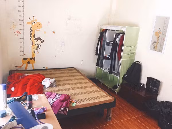 Căn nhà trọ tiện nghi, đầy đủ mà Trần Nhậm đang thuê ở cùng cậu bạn thân.